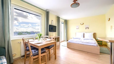 Bed, TV and multimedia, Photo of the whole room, Dining area