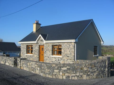 Property building, Day, Decorative detail, Street view