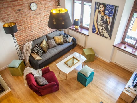 TV and multimedia, Living room, Decorative detail, Seating area