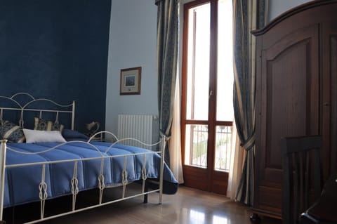 Shower, Toilet, Bed, Hot Tub, Bathroom, TV and multimedia, Photo of the whole room, Bedroom