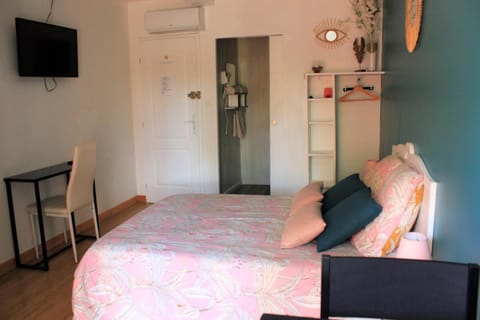 Photo of the whole room, Bedroom