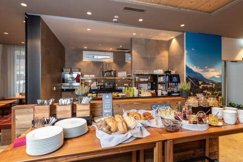 Restaurant/places to eat, Buffet breakfast