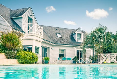 Property building, Day, Pool view, Swimming pool, sunbed