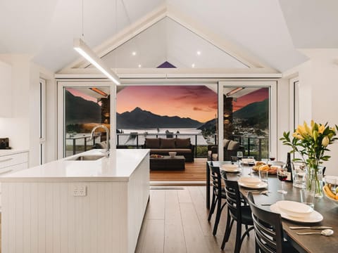 Natural landscape, Kitchen or kitchenette, Dining area, Lake view, Mountain view