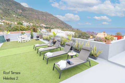 Restaurant/places to eat, Off site, Neighbourhood, Natural landscape, Activities, BBQ facilities, View (from property/room), Balcony/Terrace, Photo of the whole room, Seating area, Dining area, Hiking, Animals, Pets, Mountain view, Sea view, Area and facilities, Location, furniture, heating, internet, oven, pet friendly, sunbed, towels, washing machine