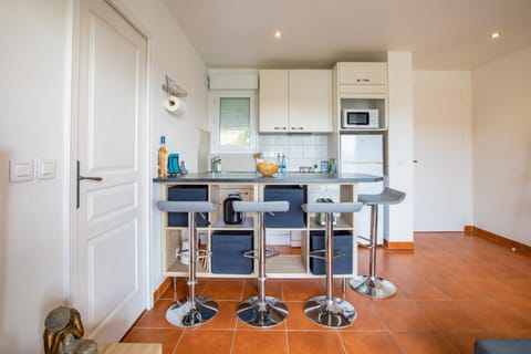 Kitchen or kitchenette, Dining area, minibar