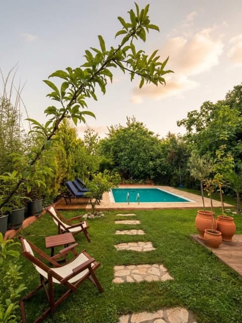 Property building, Swimming pool, sunbed