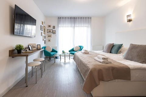 Bed, TV and multimedia, Living room, Photo of the whole room, Seating area, Bedroom