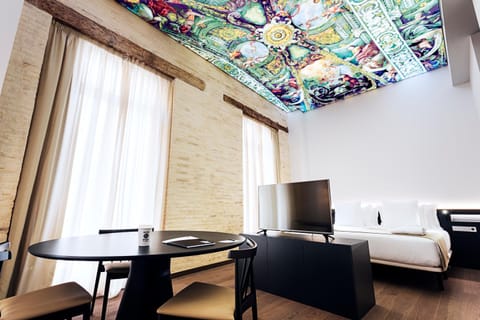 Bed, TV and multimedia, Decorative detail, Seating area, Bedroom