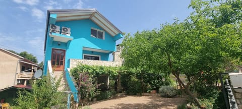 Property building, Facade/entrance, Balcony/Terrace, Parking