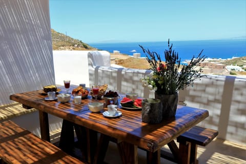 Natural landscape, View (from property/room), Balcony/Terrace, Food and drinks, Dining area, Sea view