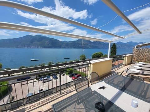 Penthouse CASA ALKEA Masse Lake view Apartment in Brenzone sul Garda