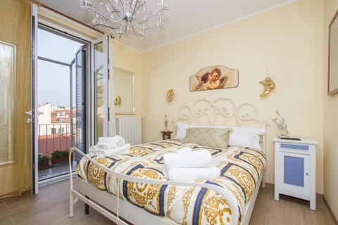 Spring, Day, Night, Winter, Summer, Photo of the whole room, Decorative detail, Bedroom, Autumn, On site, Seasons, Time of day, Sunrise, Sunset