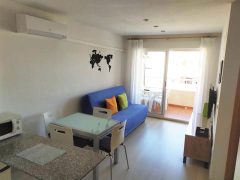 TV and multimedia, Kitchen or kitchenette, Living room, Dining area, air conditioner