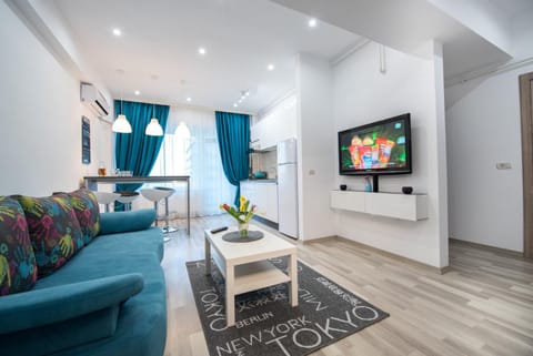 Nearby landmark, Restaurant/places to eat, Communal lounge/ TV room, Natural landscape, Coffee/tea facilities, Balcony/Terrace, Balcony/Terrace, Kitchen or kitchenette, Decorative detail, Dining area, Beach, Beach, Area and facilities, Supermarket/grocery shop, Swimming pool, group of guests