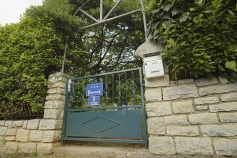 Location, children, Family