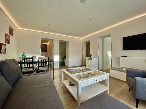 TV and multimedia, Coffee/tea facilities, Living room, Seating area, Dining area, Non alcoholic drinks, Family