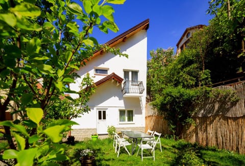 Property building, Patio, Facade/entrance, Spring, Day, Bird's eye view, Balcony/Terrace, Floor plan, Garden view