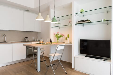 Kitchen or kitchenette, Dining area