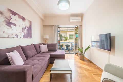 Communal lounge/ TV room, TV and multimedia, Balcony/Terrace, Living room, Decorative detail, Seating area, Evening entertainment, air conditioner