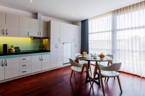 Kitchen or kitchenette, Dining area