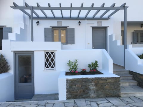 Facade/entrance, Garden