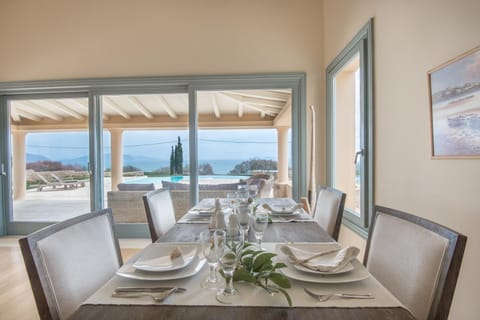 Dining area, Pool view