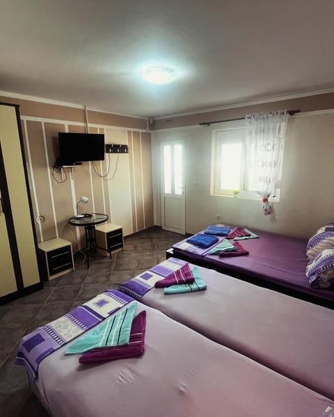 Bed, TV and multimedia, Photo of the whole room, Bedroom, towels, wardrobe, air conditioner