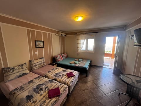 Bed, TV and multimedia, Photo of the whole room, towels