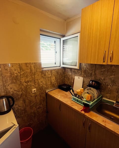 Coffee/tea facilities, Kitchen or kitchenette, stove
