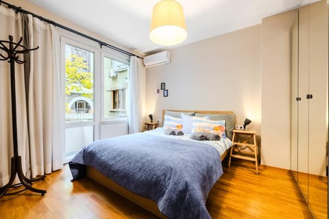 Photo of the whole room, Bedroom, wardrobe