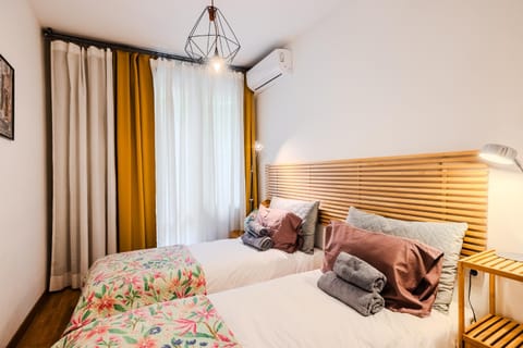 Bed, Photo of the whole room, towels