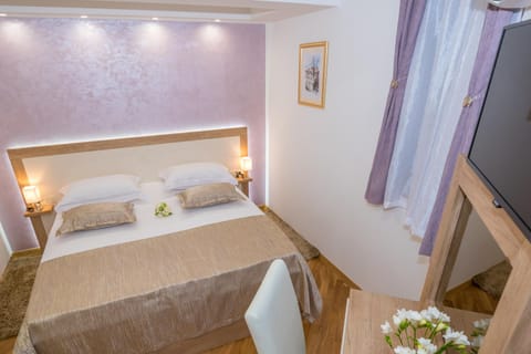 Bed, TV and multimedia, Bedroom