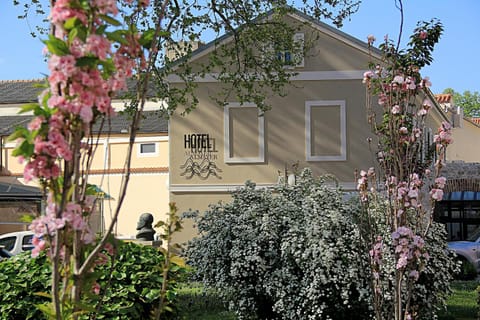 Facade/entrance, Off site, Day, Property logo or sign, Neighbourhood, Natural landscape, View (from property/room)