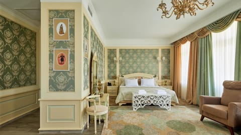 Bed, Living room, Photo of the whole room, Seating area, Bedroom