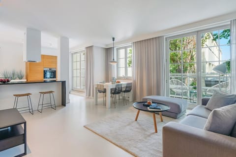 Kitchen or kitchenette, Living room, Seating area, Dining area, stove