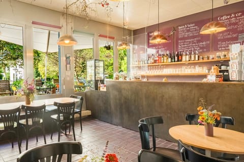 Lobby or reception, Lounge or bar, Seating area, Dining area, Drinks