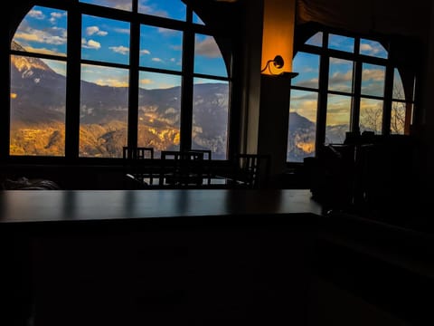 Kitchen or kitchenette, Lake view, Mountain view