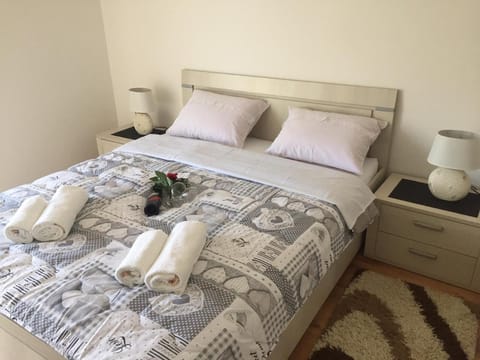 Bed, Photo of the whole room, Decorative detail, Bedroom, towels