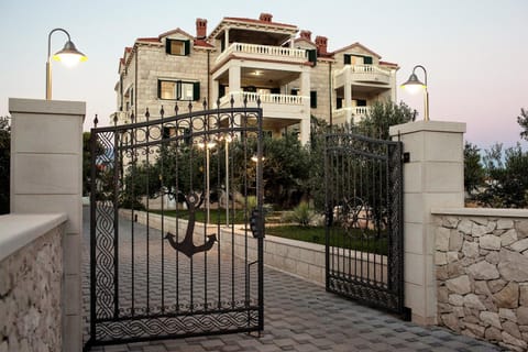 Property building, Patio, Facade/entrance, Garden, On site, Garden view