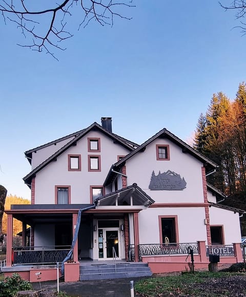 Property building, Restaurant/places to eat