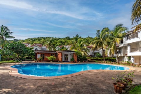 Property building, Day, Mountain view, Pool view, Swimming pool, sunbed