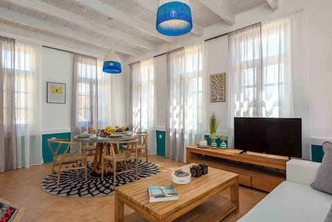 TV and multimedia, Living room, Seating area, Dining area