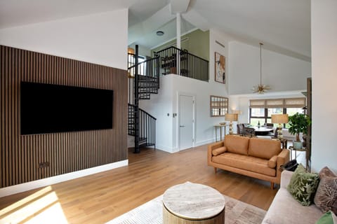 TV and multimedia, View (from property/room), Balcony/Terrace, Living room, Seating area, Dining area, City view