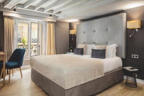 Bed, Photo of the whole room, Seating area, Bedroom