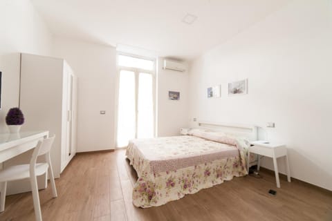 Shower, Toilet, Bed, TV and multimedia, Photo of the whole room, Decorative detail, Seating area, Bedroom