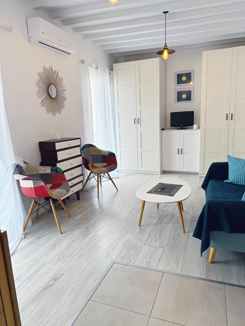 Living room, Seating area, Guests, Guests