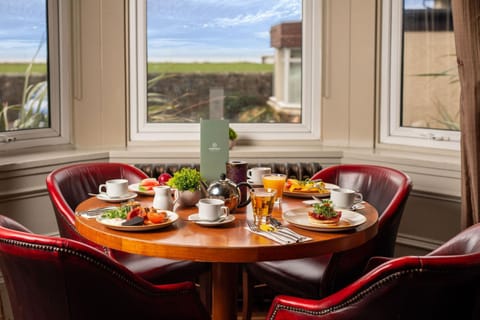 Food and drinks, Dining area, Breakfast