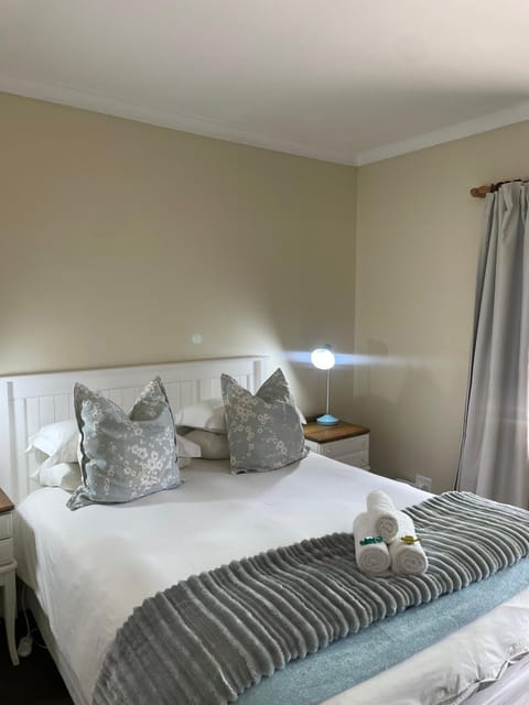 Photo of the whole room, Bedroom, towels