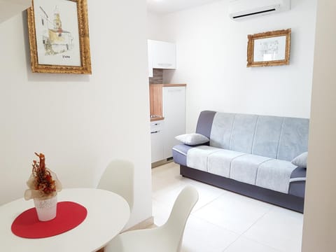 Kitchen or kitchenette, Seating area, Dining area